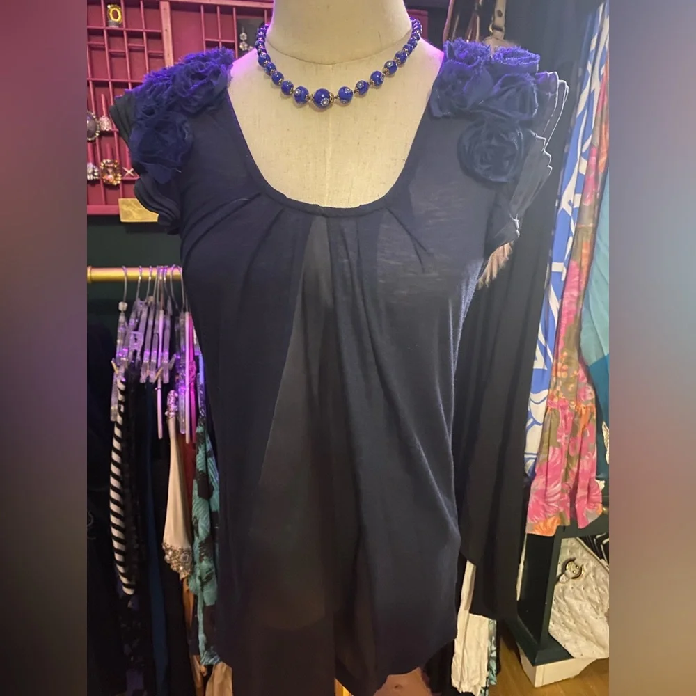 Laquette sleeveless blouse with flowers on the shoulder and silk panel on front - Picture 4 of 7